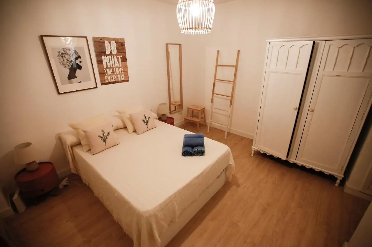 Cathedral View - Triana Apartment 0*, Seville